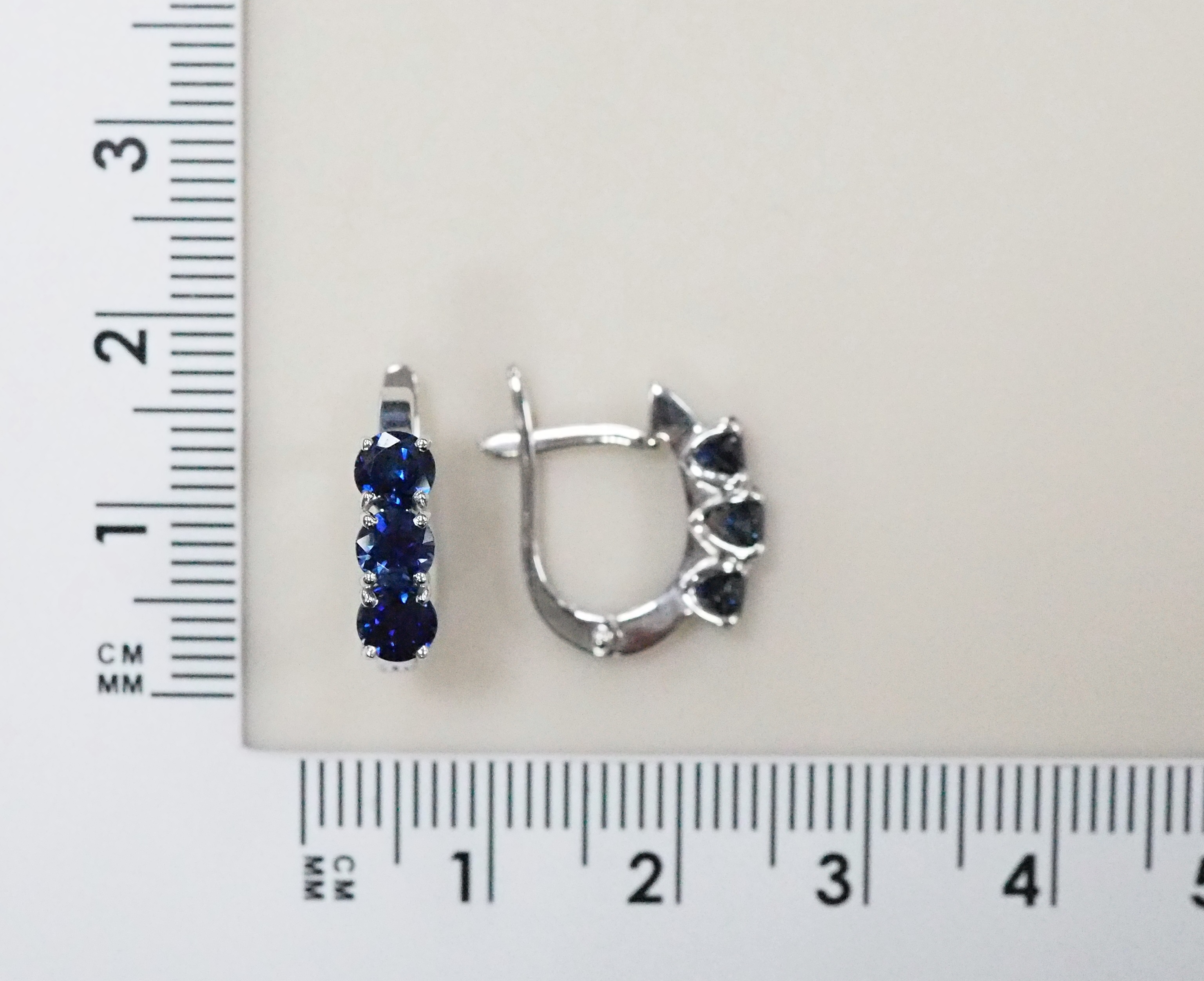 Серьги из белого золота с сапфирами